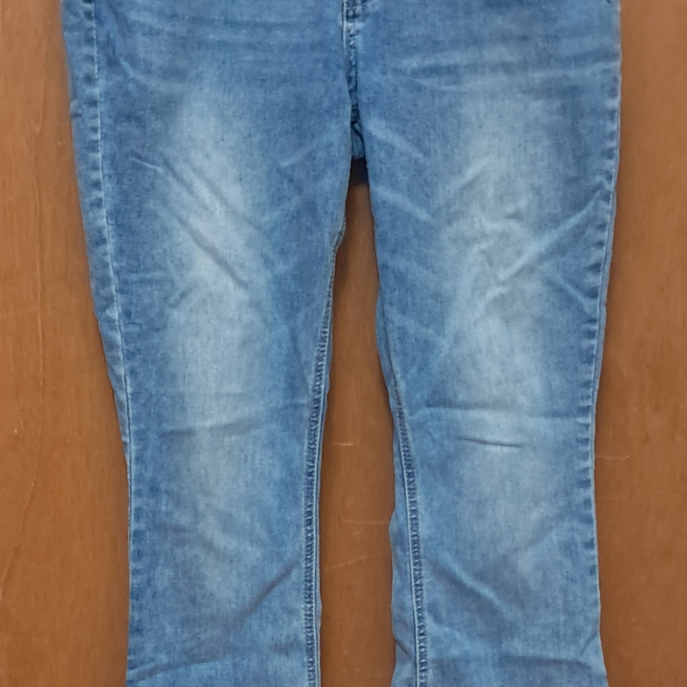 Suzanne Betro High Rise Blue Jeans with Classic Denim Look